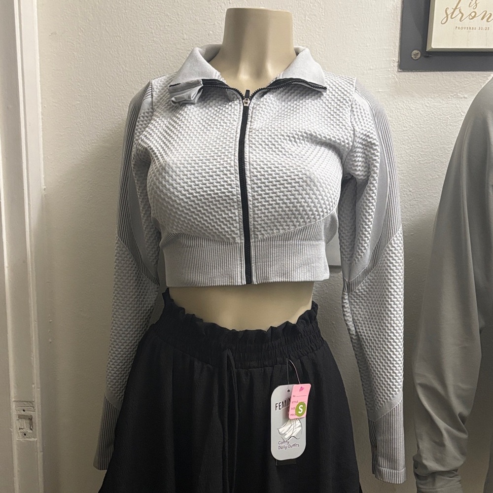 Cropped Zip-Front Long Sleeve Top - Light Gray